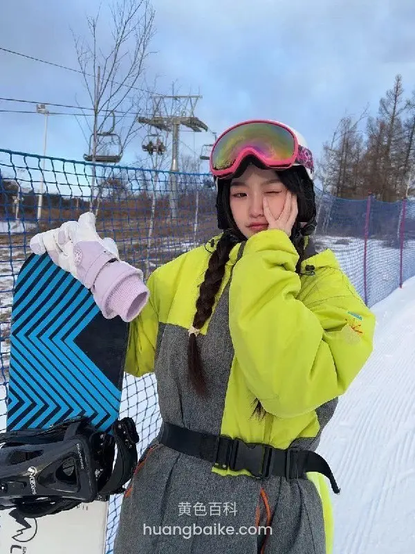 女孩陪着金主四处旅行，走到哪就缠绵到哪，身材这么好，确实值得。