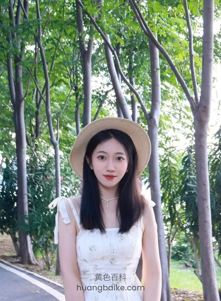 林间小路边站立，戴着草帽回头看镜头