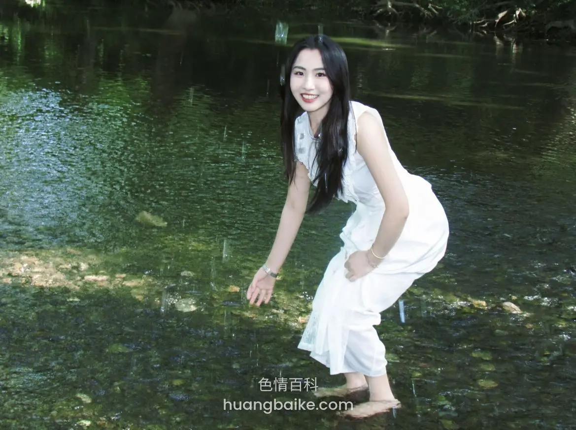 溪水里弯腰伸手试水