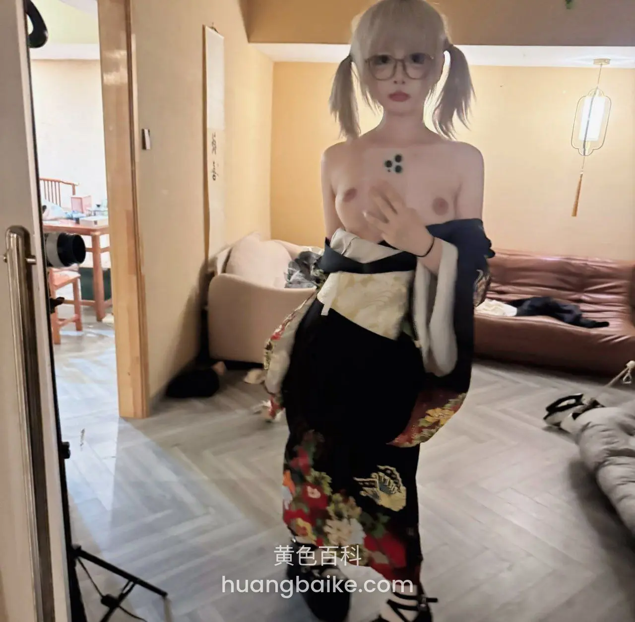 客厅里站着掀开和服上衣，右手捂着胸