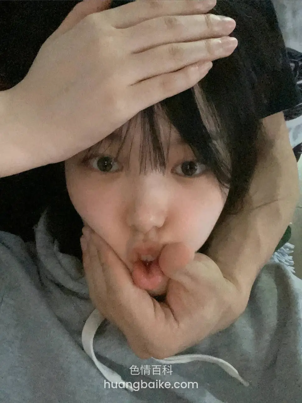 双手捧脸挤嘴，镜头怼近