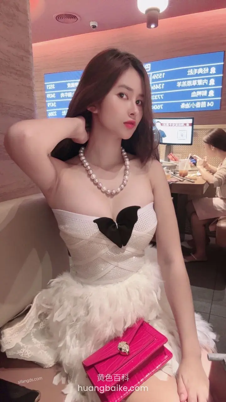 餐厅沙发举手撩头发，桌上菜单屏幕
