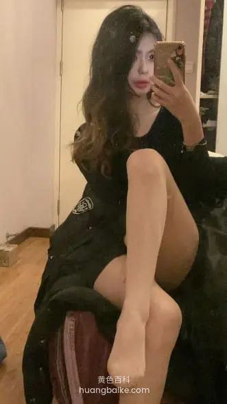 卧室里举手机拍腿上丝袜 这角度绝了