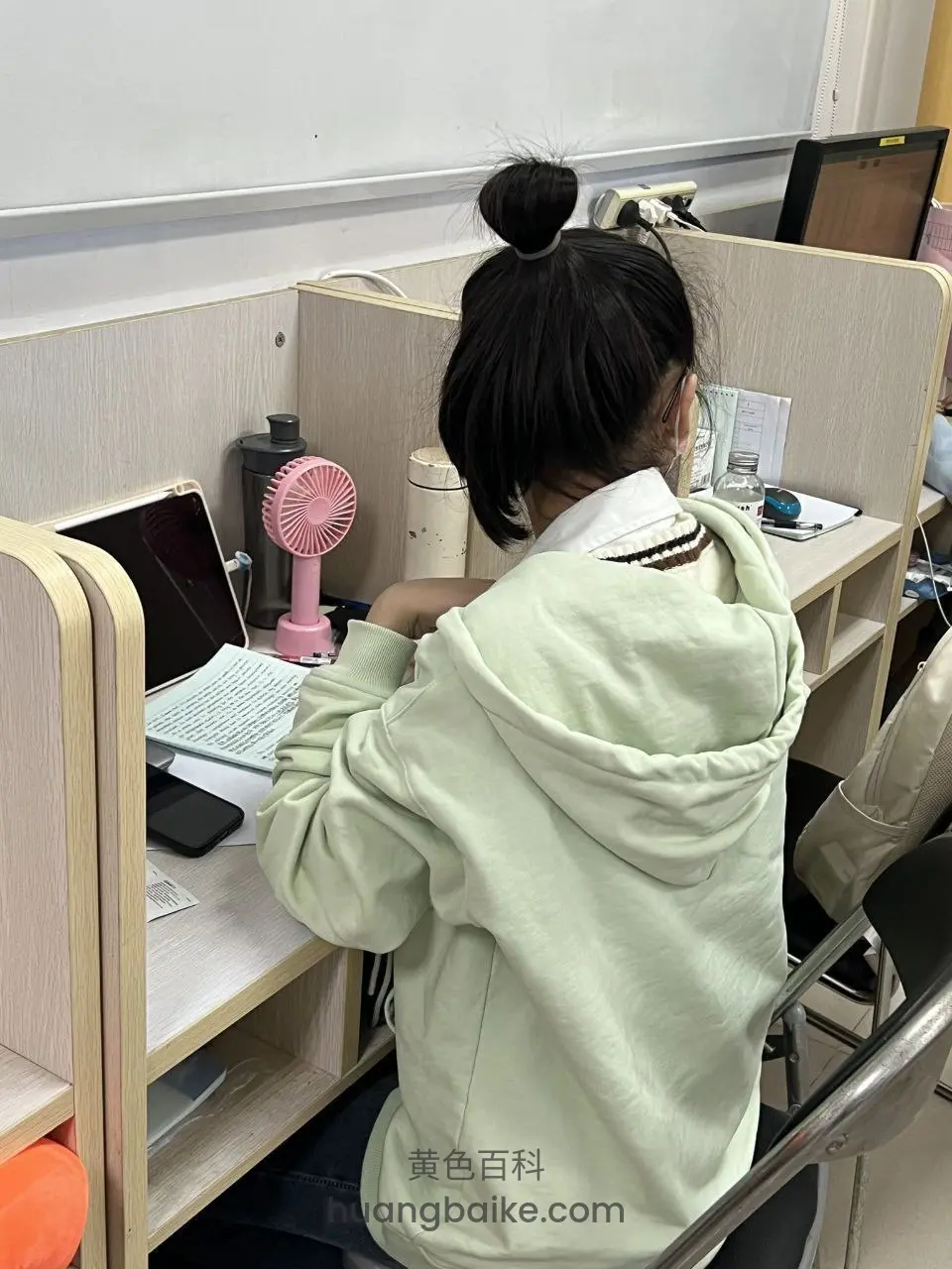 自习室背对镜头看电脑