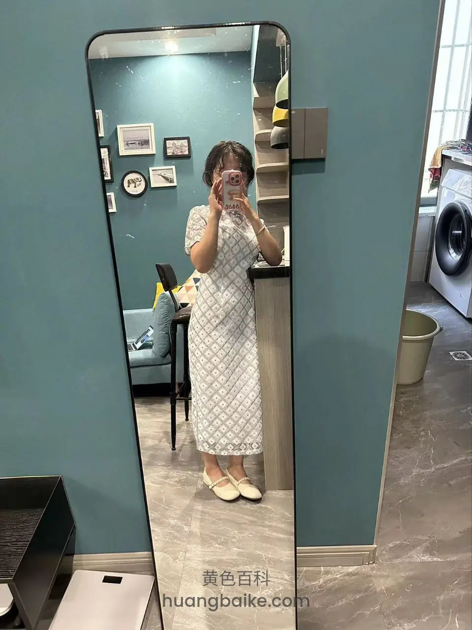 全身镜里穿旗袍自拍，身后是客厅