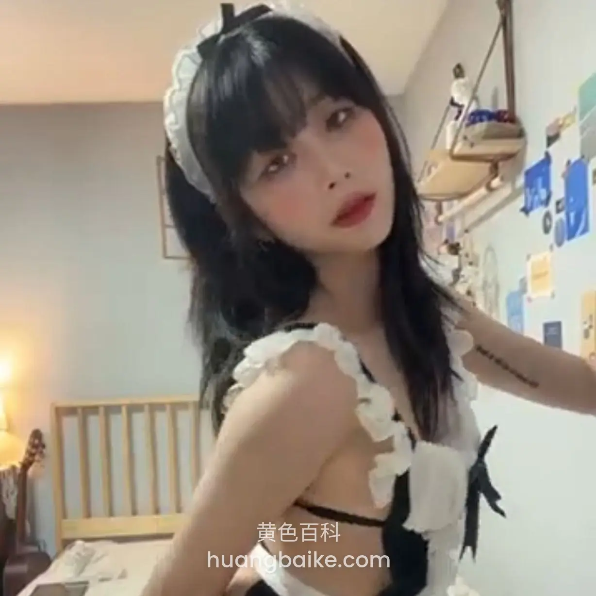卧室里侧身看镜头，手臂伸向身后