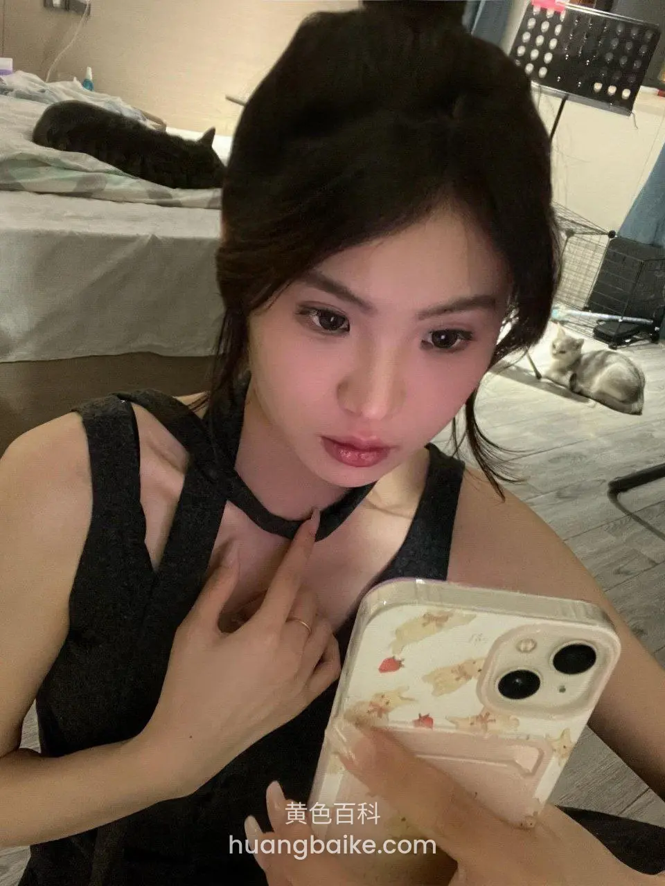 室内镜头对着手和手机