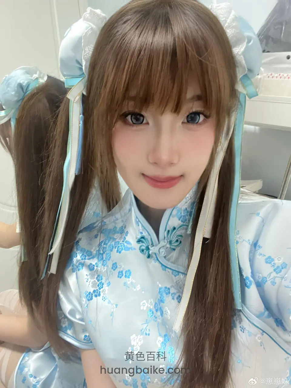 棕发女孩穿蓝白汉服自拍