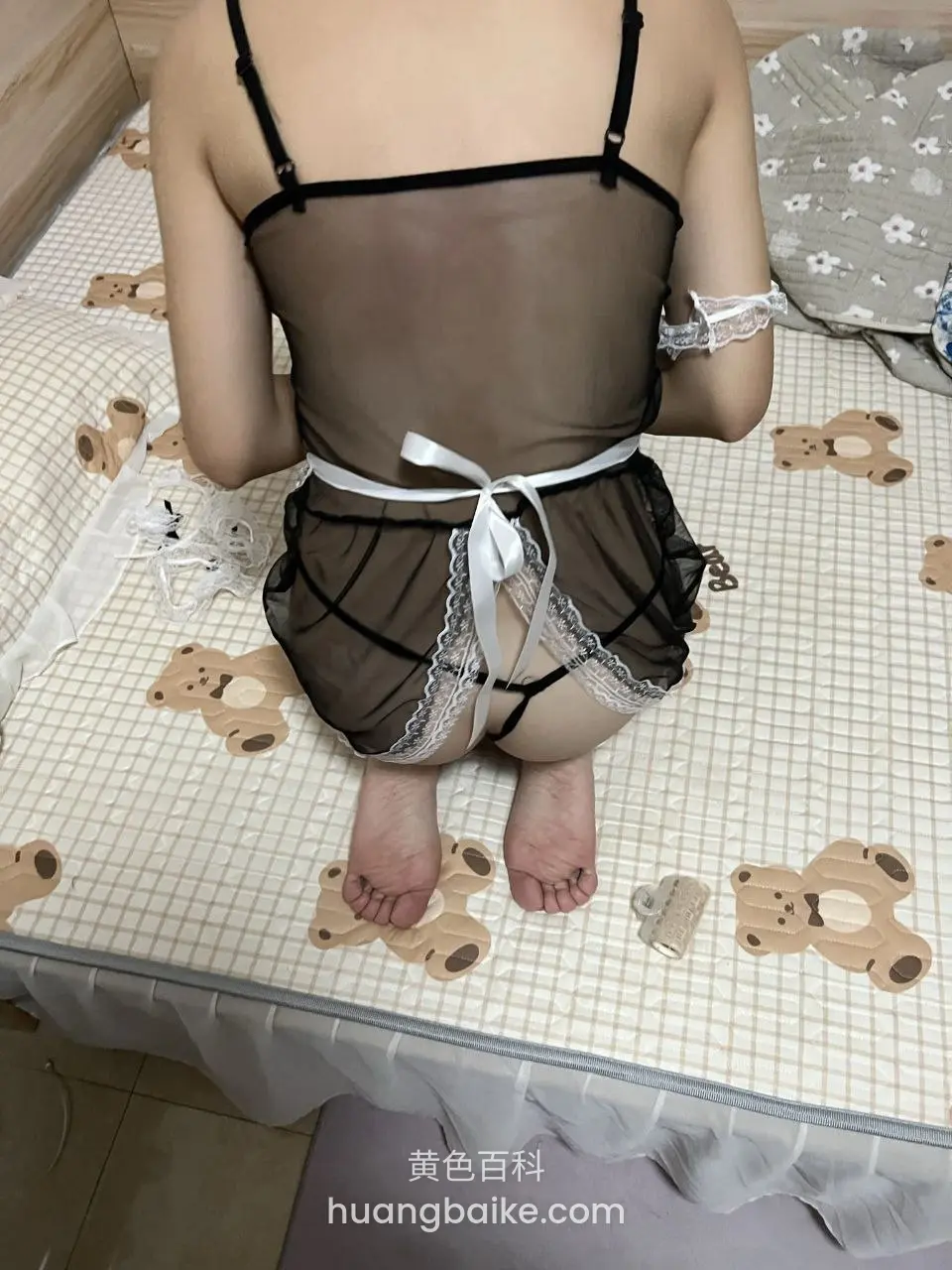 跪在熊图案床单上，双手背在身后系着白丝带