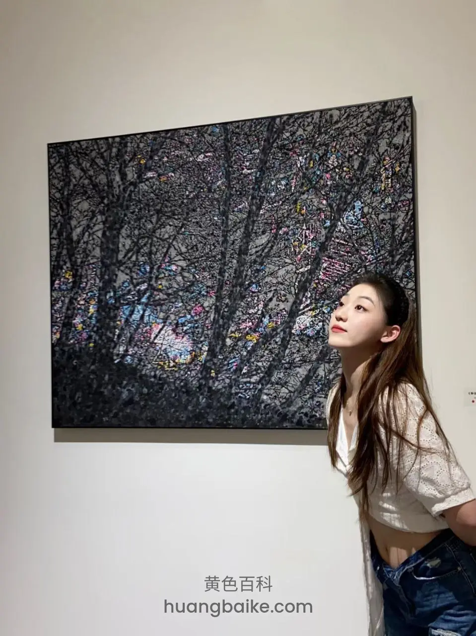 画廊里抬头看墙上大画