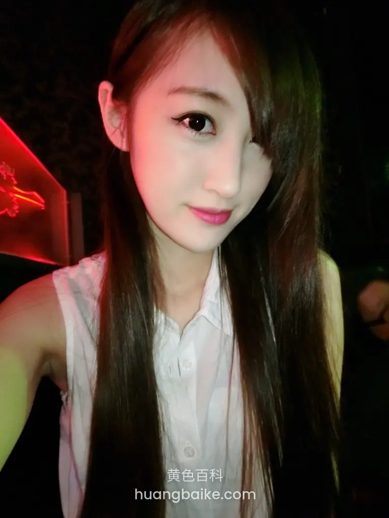 夜店红光下自拍