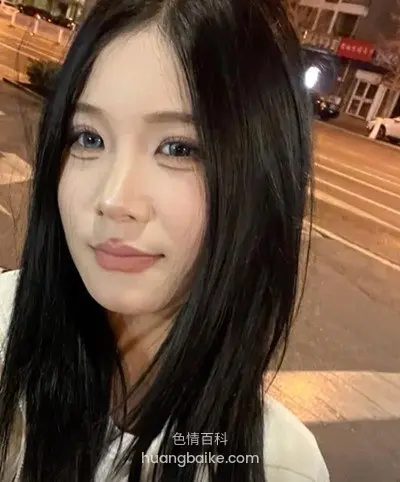 街头夜晚自拍，路灯和建筑在身后