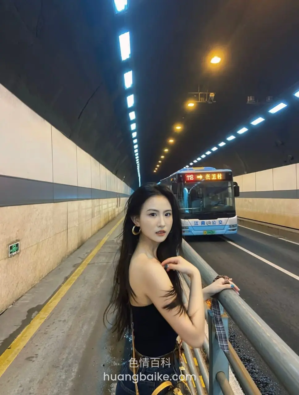 隧道里靠栏杆看镜头，公交车开过来