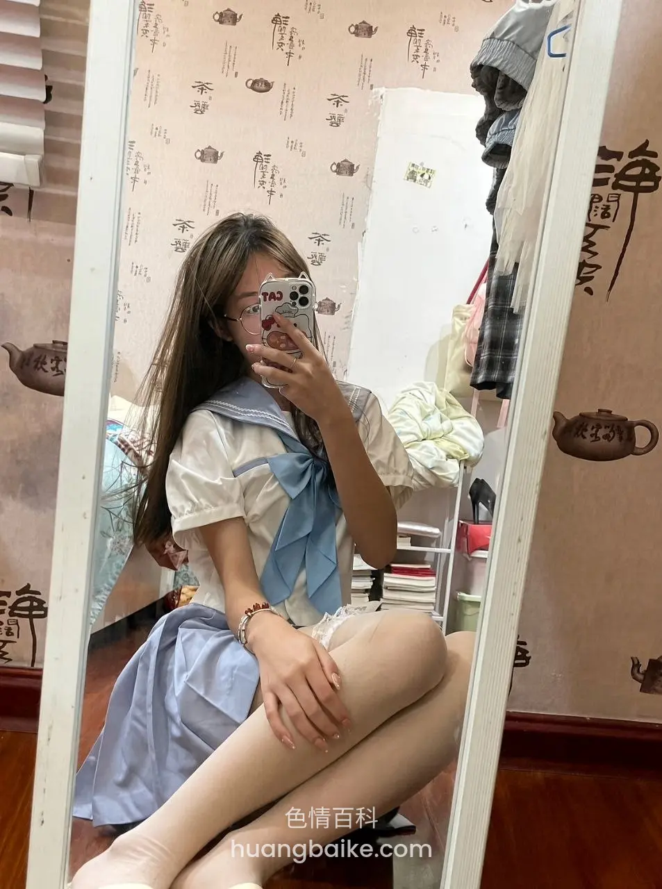 镜前水手服蓝领结坐姿自拍手机挡脸