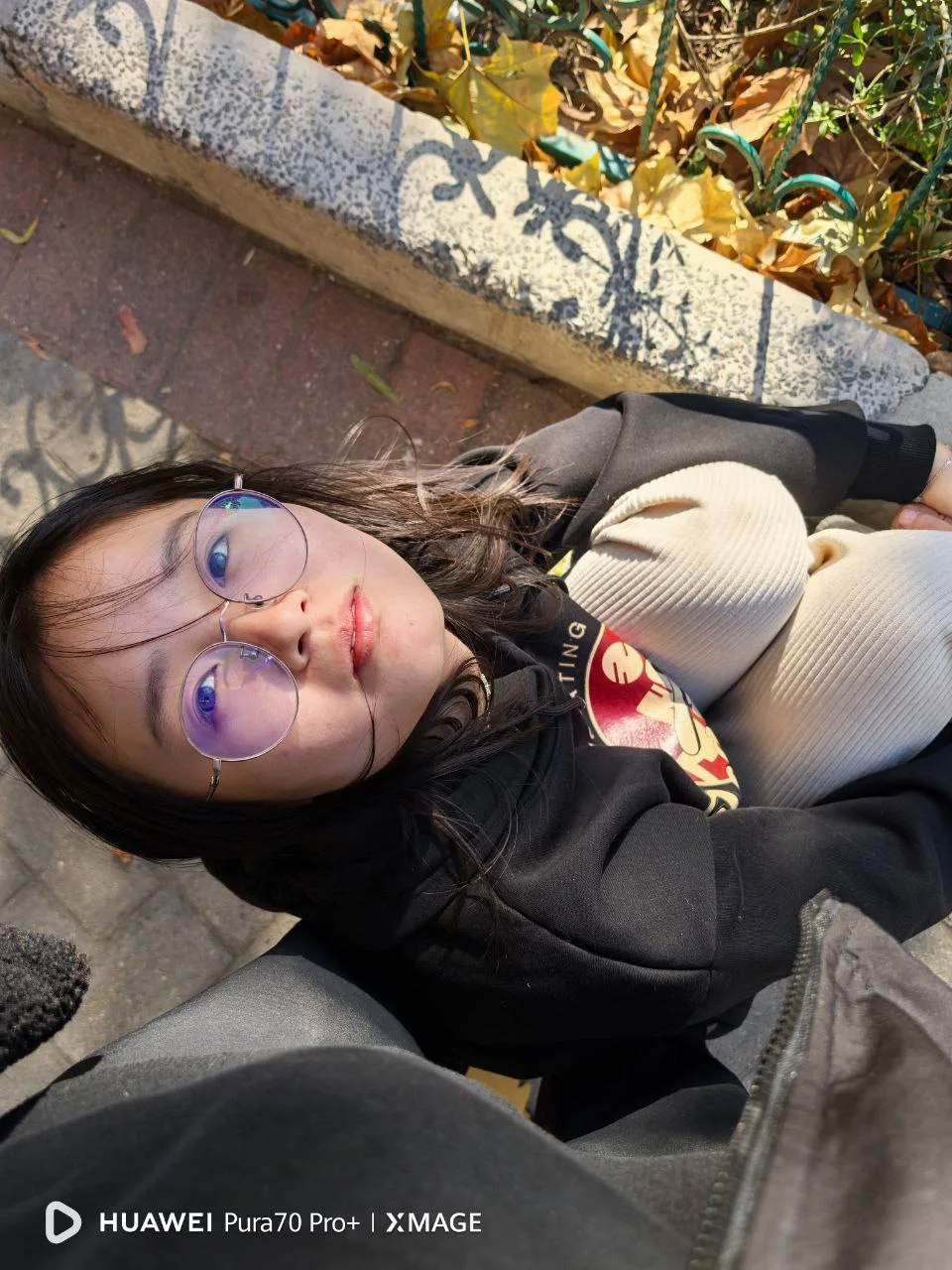 穿着格式情趣内衣在酒店跟男友啪啪 完美露脸皮肤白皙小穴很粉嫩 一点点阴毛 平时带着厚厚的眼镜完全看不出私下这么浪 简直就是小淫娃 各种姿势无套内射