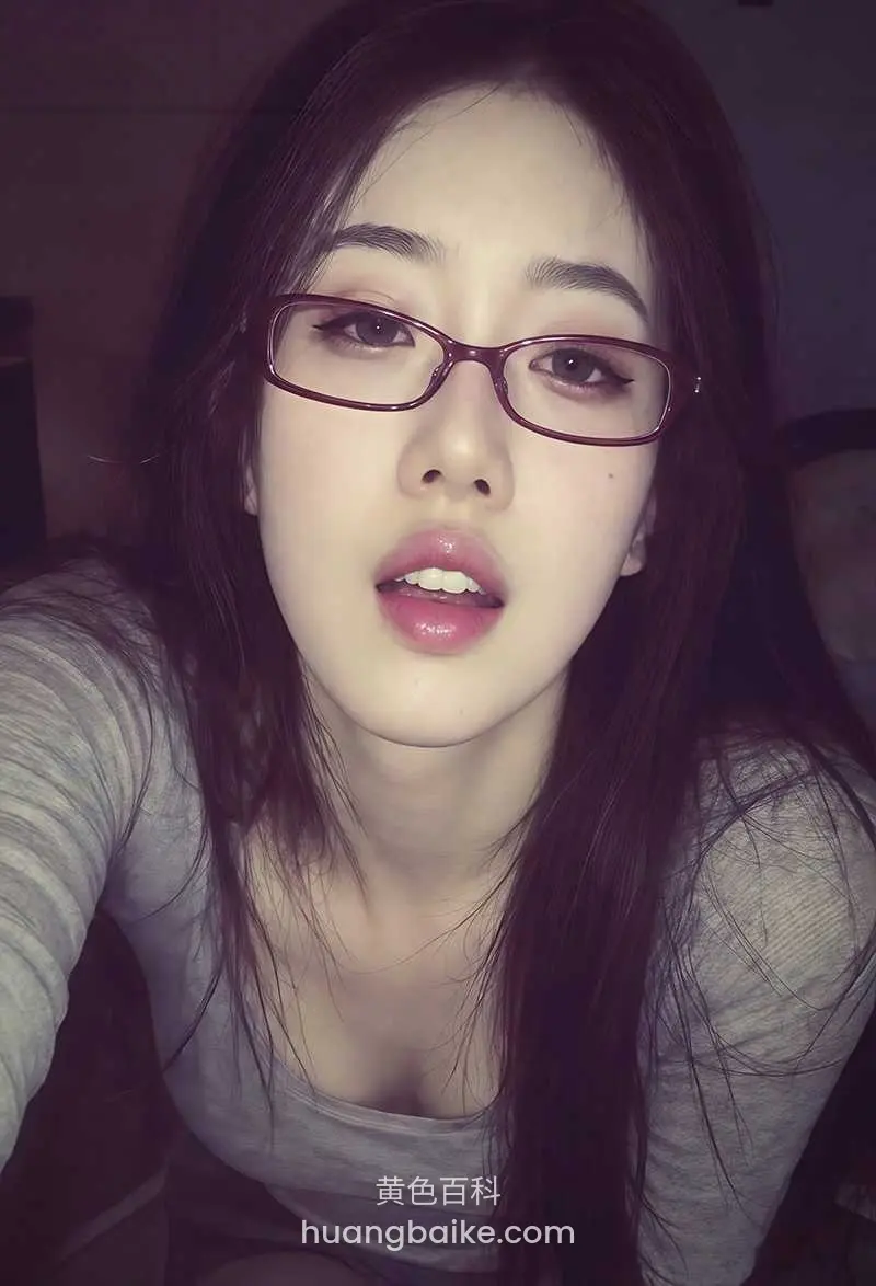眼镜特写镜头对着脸，嘴里微张