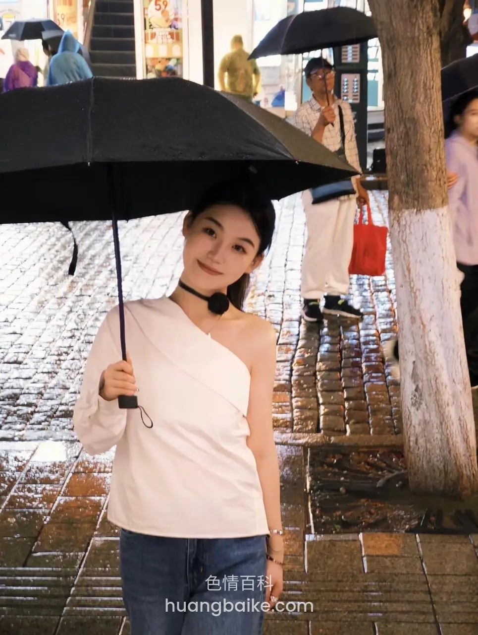 雨天街头举黑伞，身后行人打伞