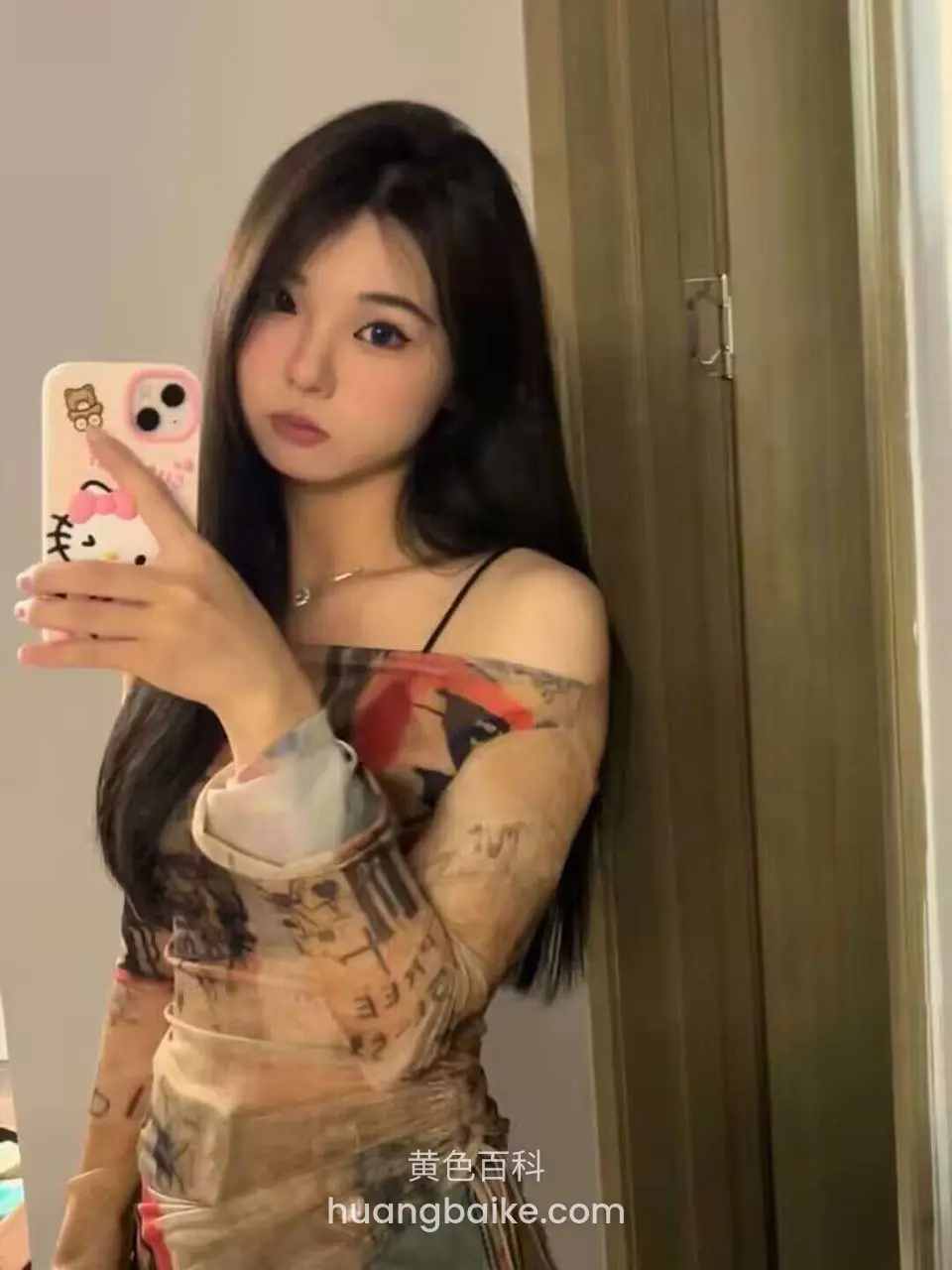 拿着Hello Kitty手机自拍，靠在门边