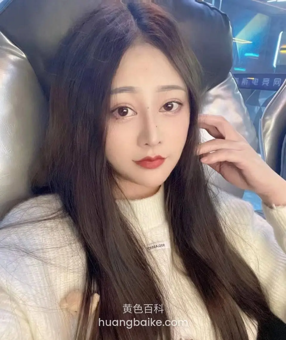 车里座位上，右手摸着耳边发梢