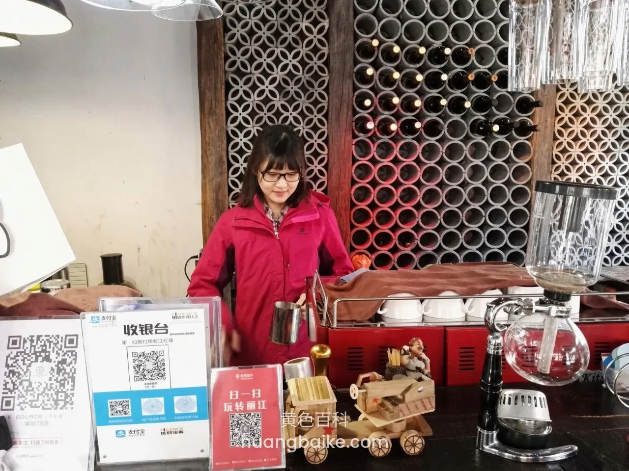 咖啡店收银台站着，面前二维码和咖啡器具