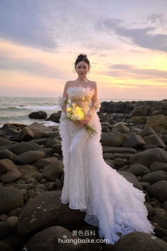 新婚少妇登场，丈夫有绿帽癖，就爱把风骚妻子分享给别人。