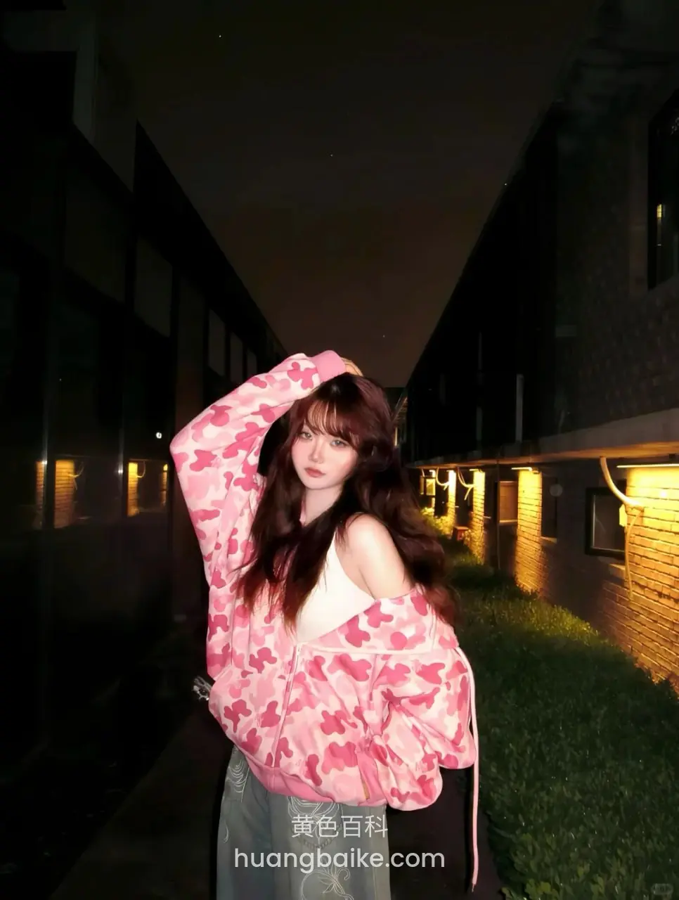 夜间小巷里手臂举过头顶