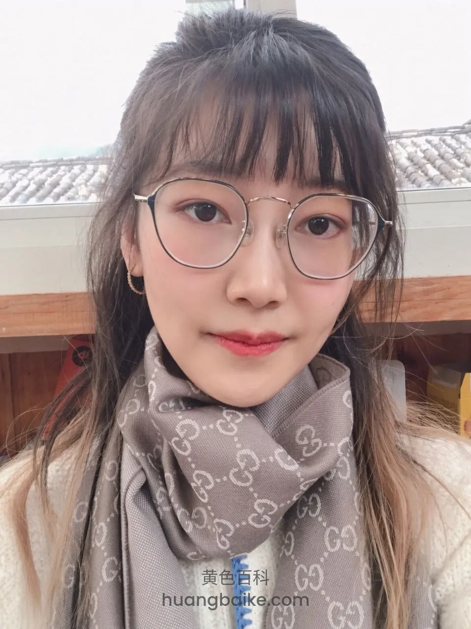 室内窗边近景自拍，脖子围灰色GG围巾