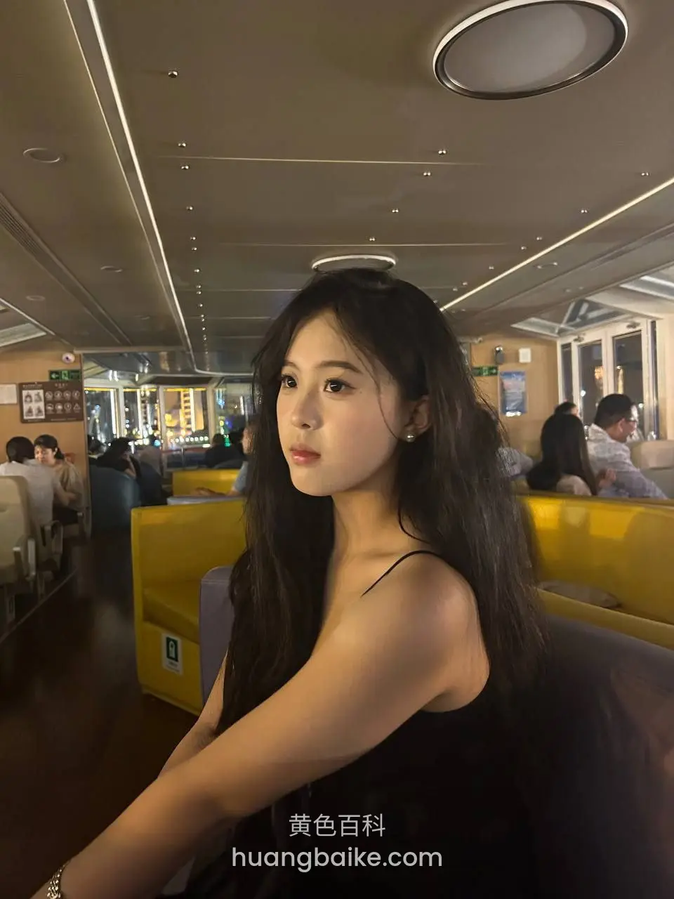 船舱座位回头望向镜头