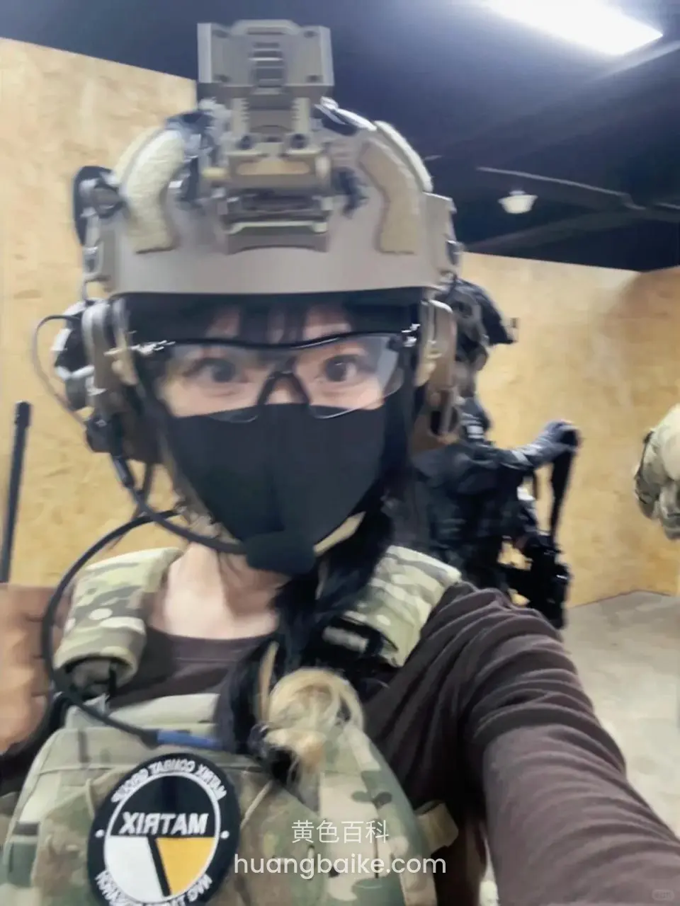 战术头盔前自拍，胸前战术背心