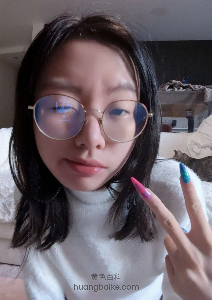 白毛衣自拍，举手比剪刀手这角度绝了