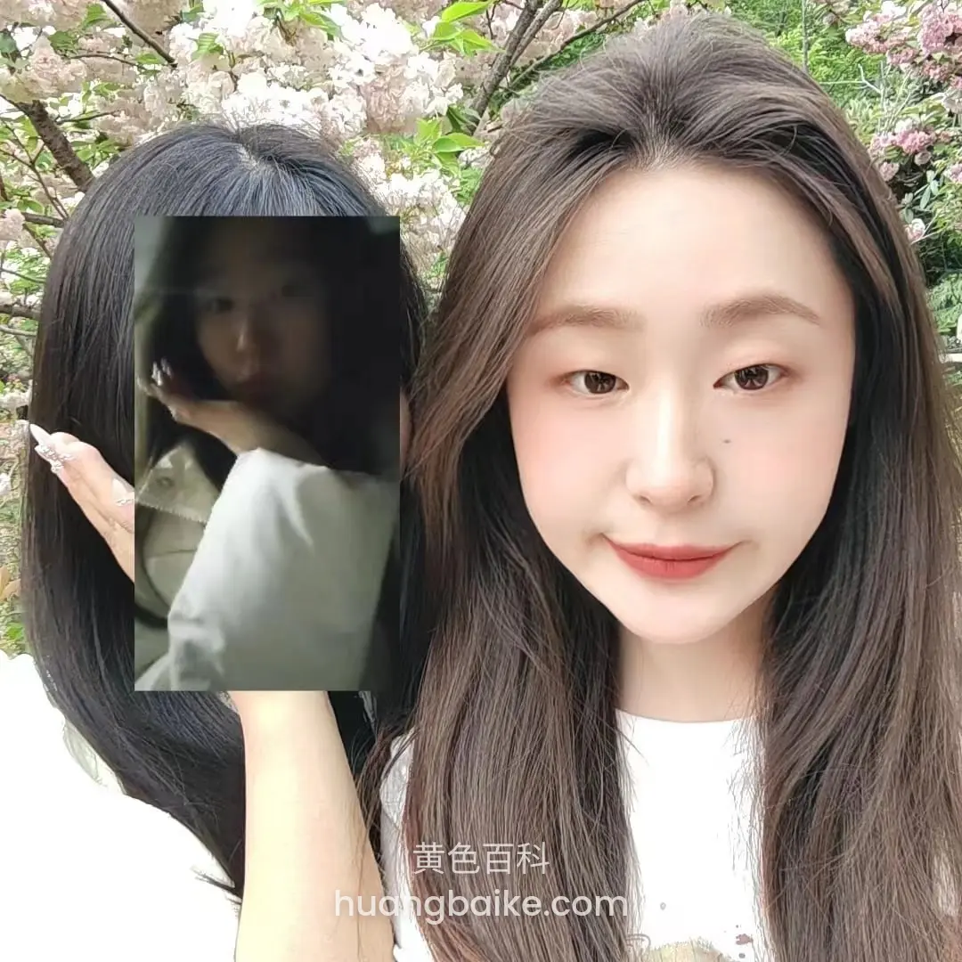 户外樱花树下举着旧照片，照片里的人手托下巴