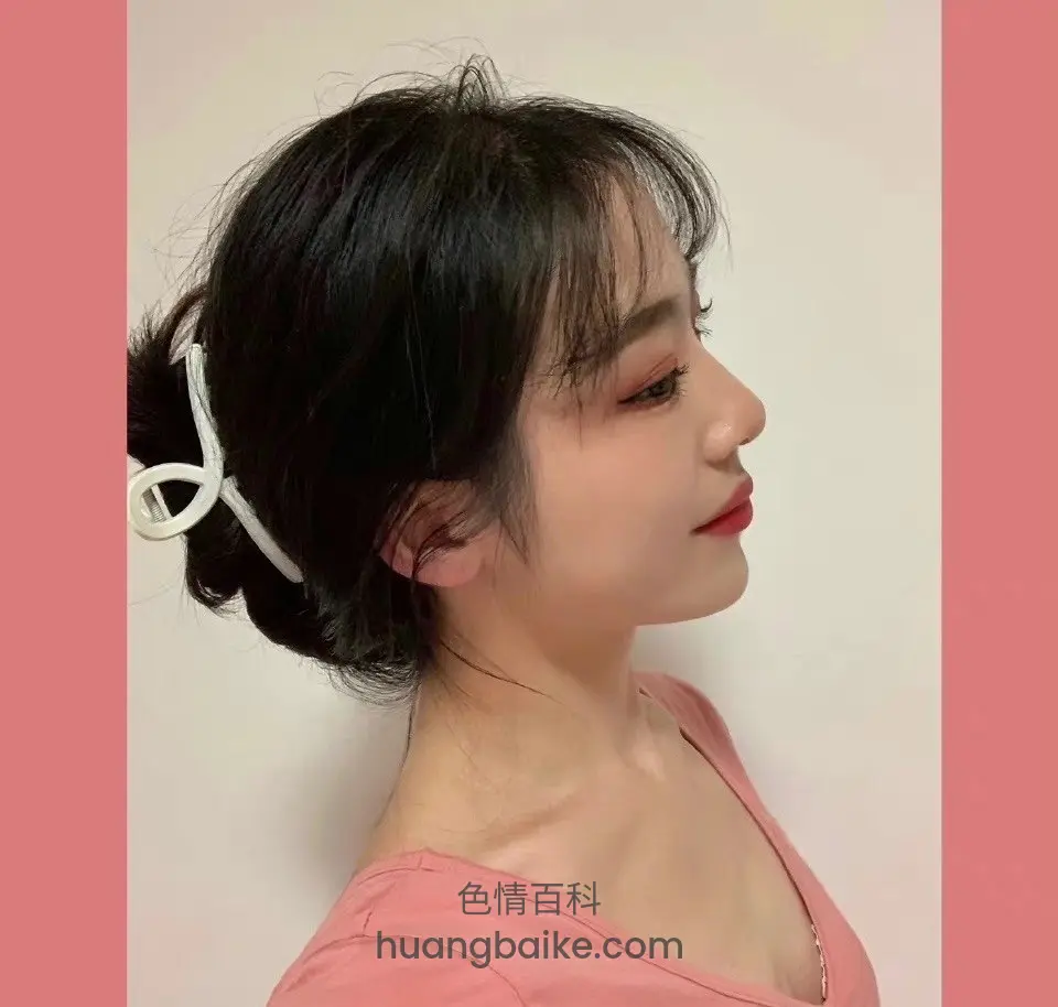 墙边侧脸看前方