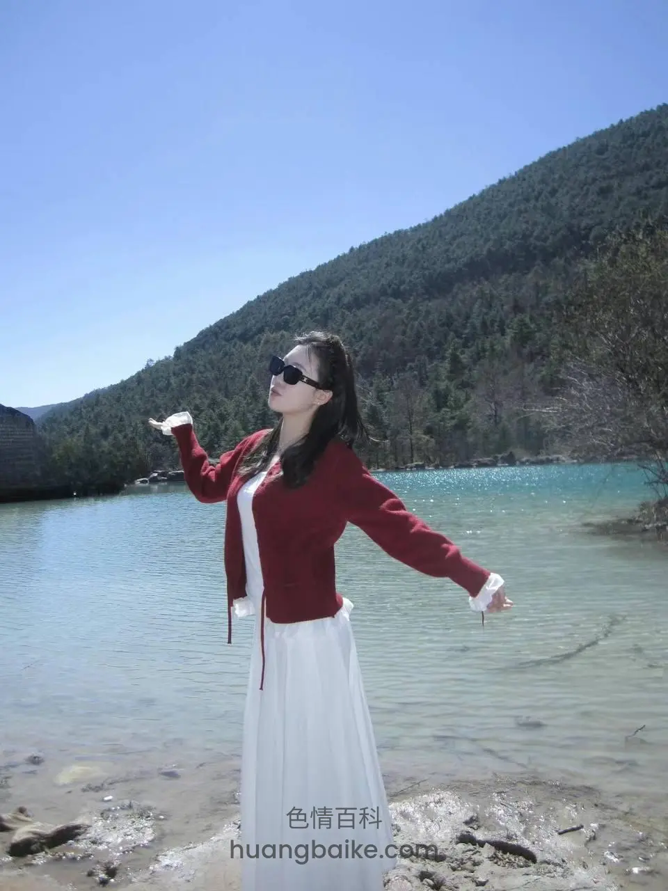 湖边张开双臂仰头看远处山