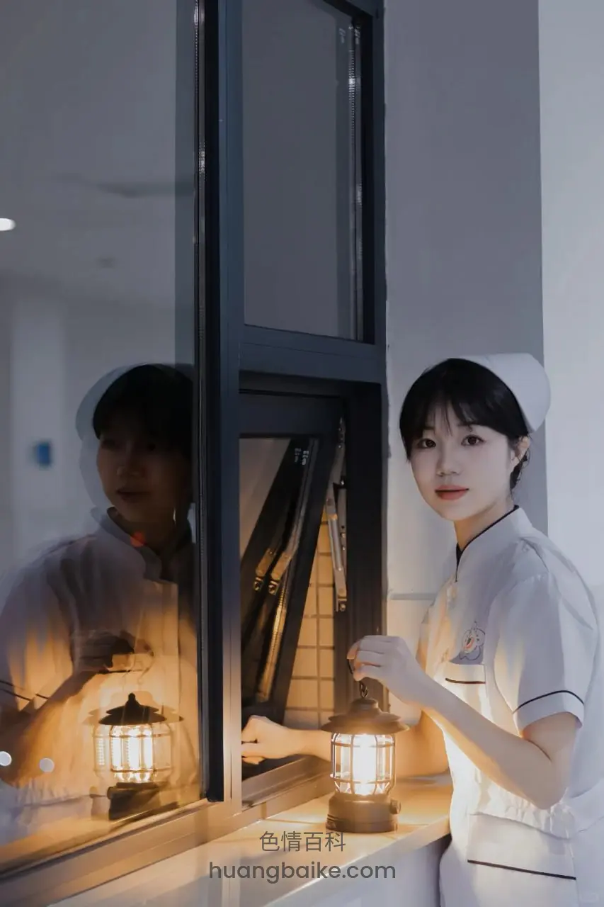 窗边提着亮灯笼，身后映出影子