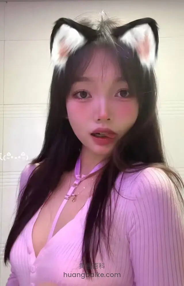 猫耳头饰，镜头对着嘴