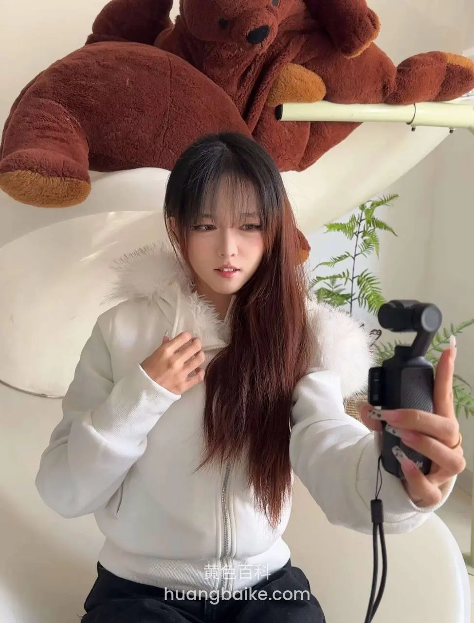 白沙发上手持自拍杆