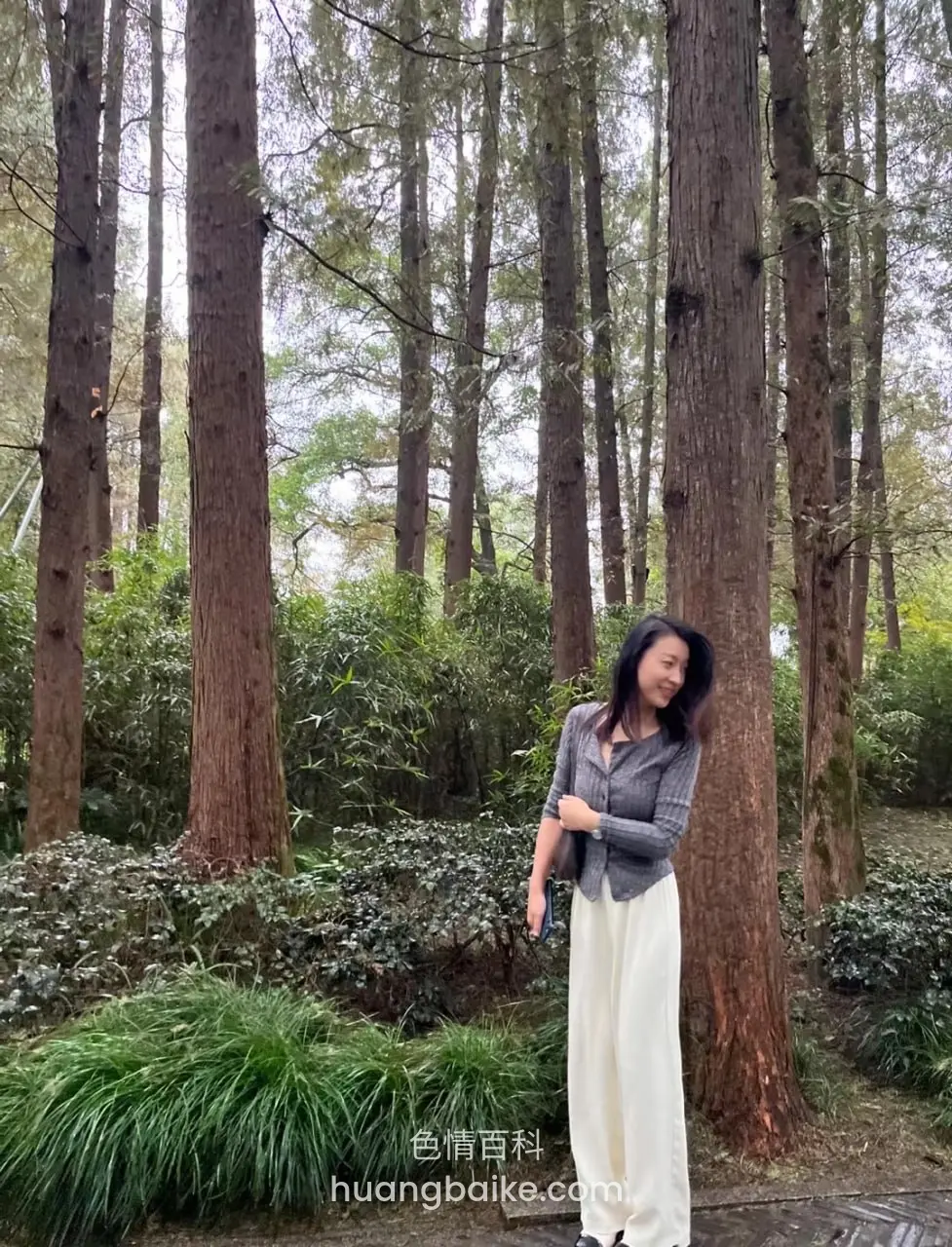 森林里靠着树
