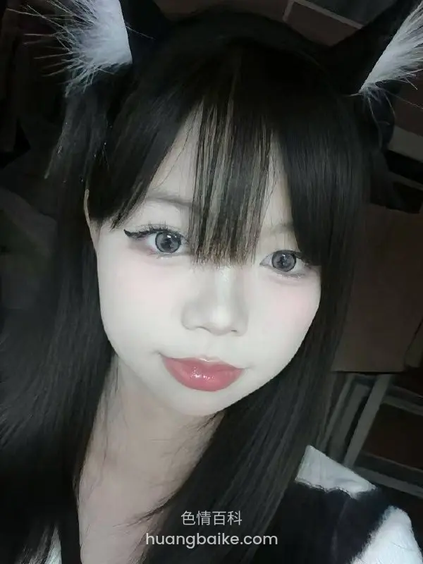 戴猫耳自拍，手机举在头顶