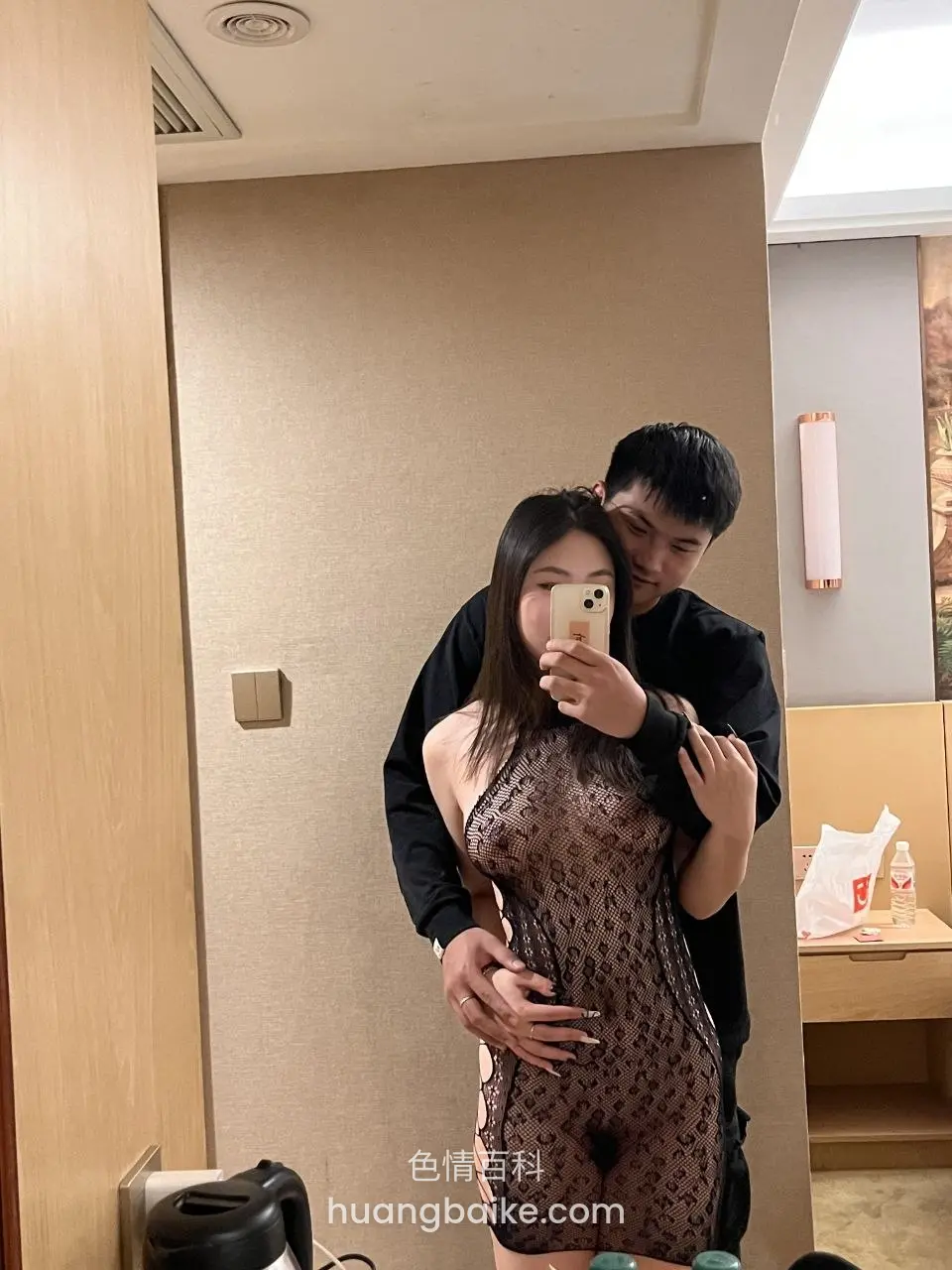 酒店房间自拍，男人从身后抱住拿着手机