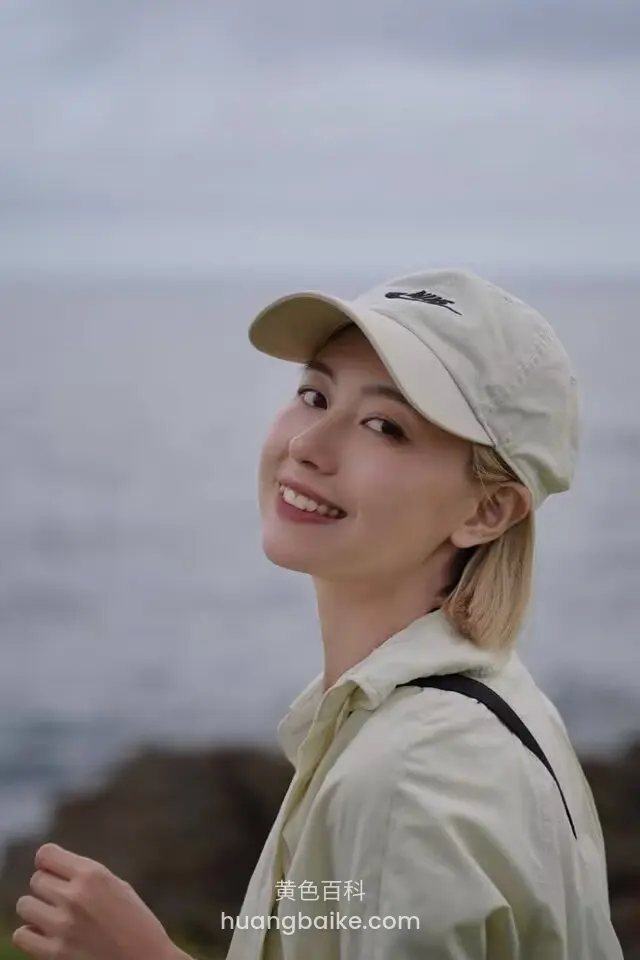 海边回头看镜头，帽子上Nike字