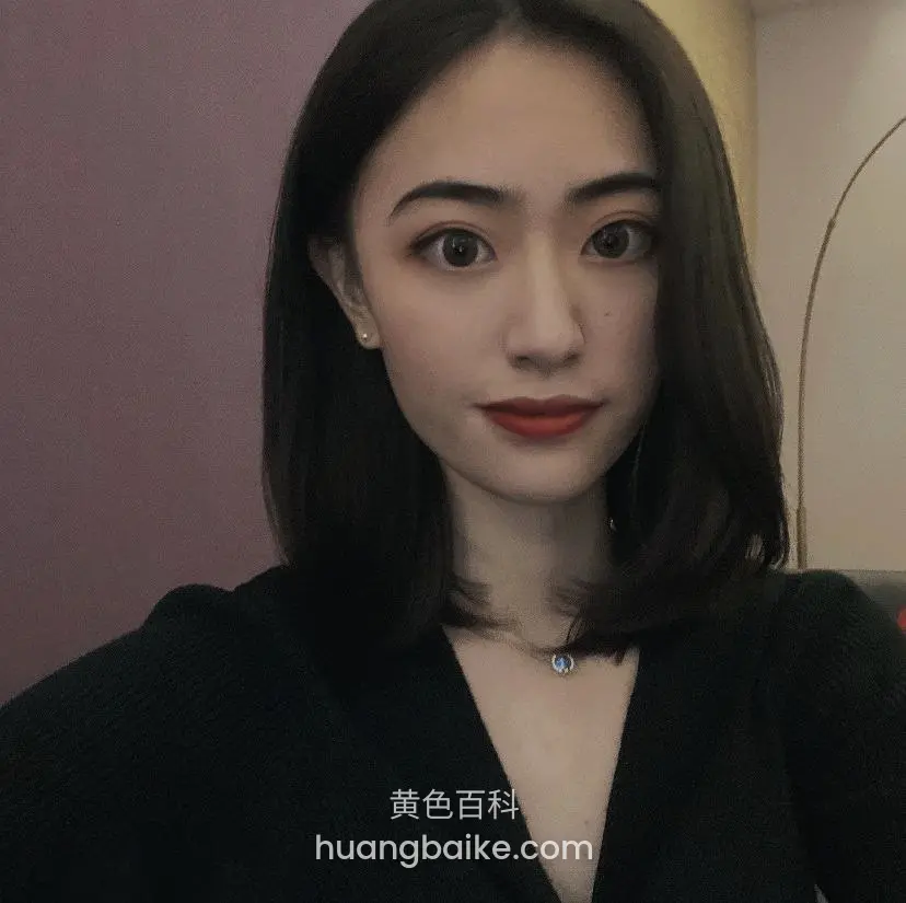 手机自拍特写，身后有圆形装饰