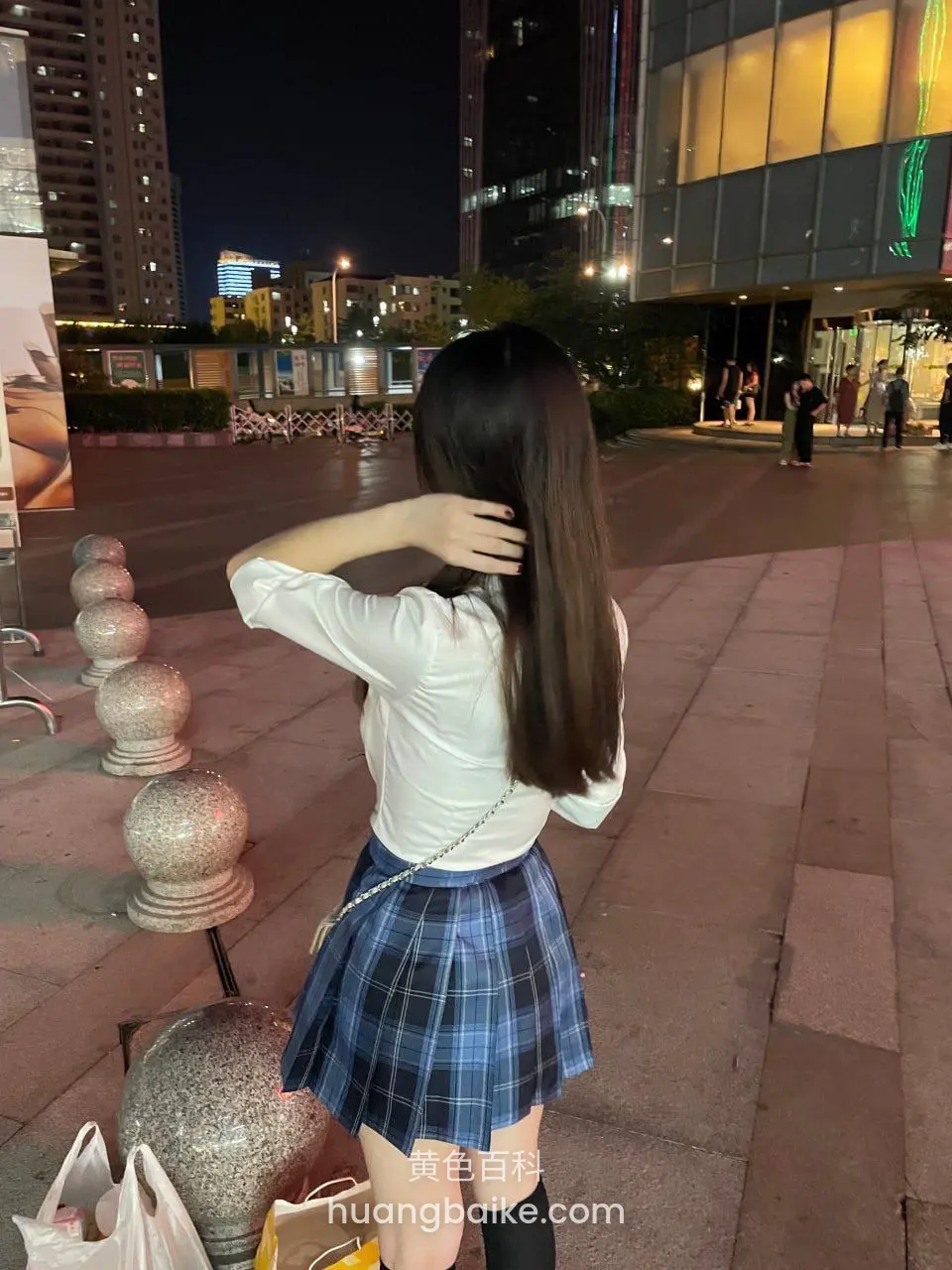 城市广场夜景，镜头对着身后