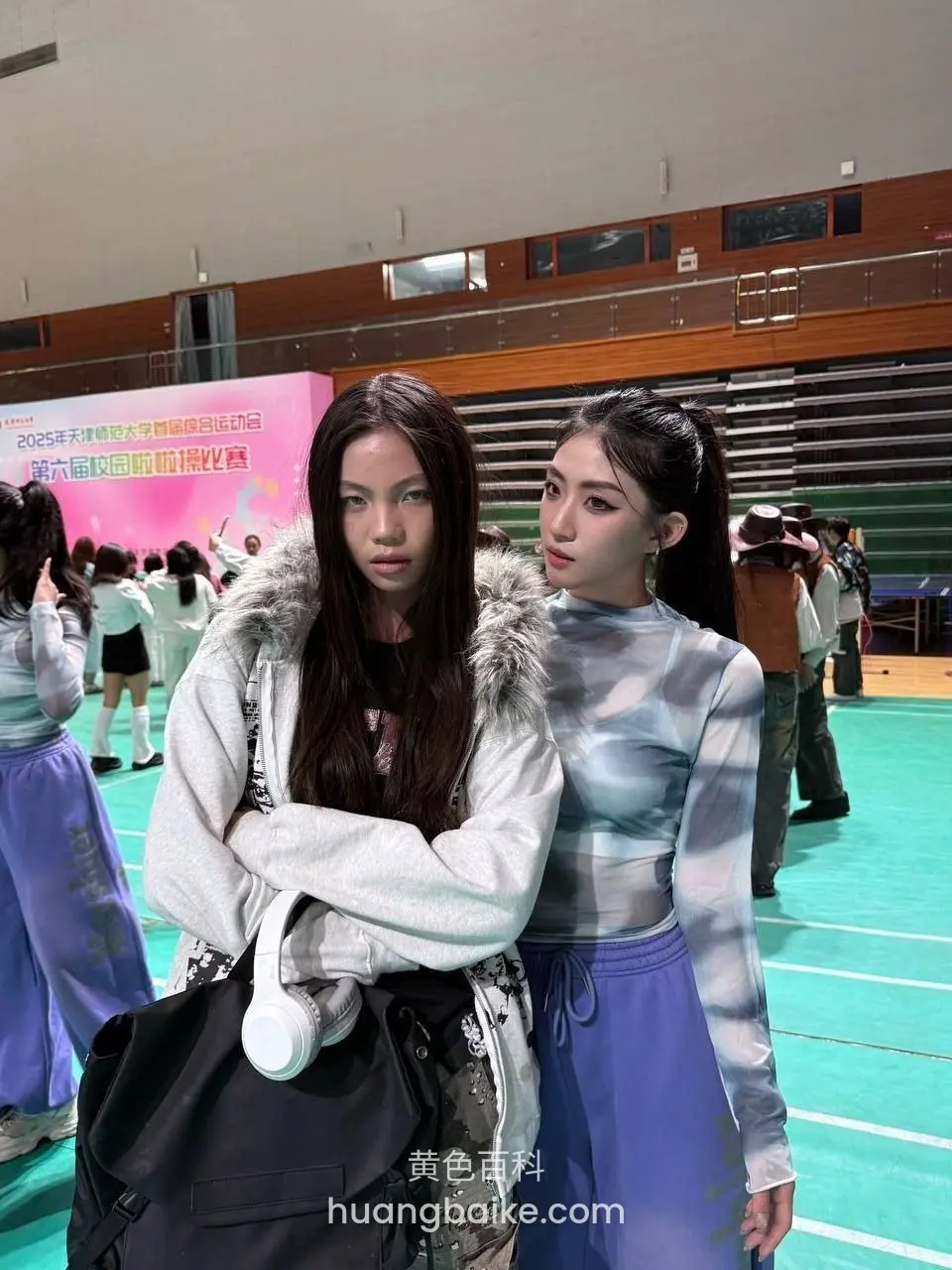 赛场里手臂环抱黑包