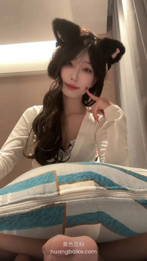 抱着枕头指着脸颊