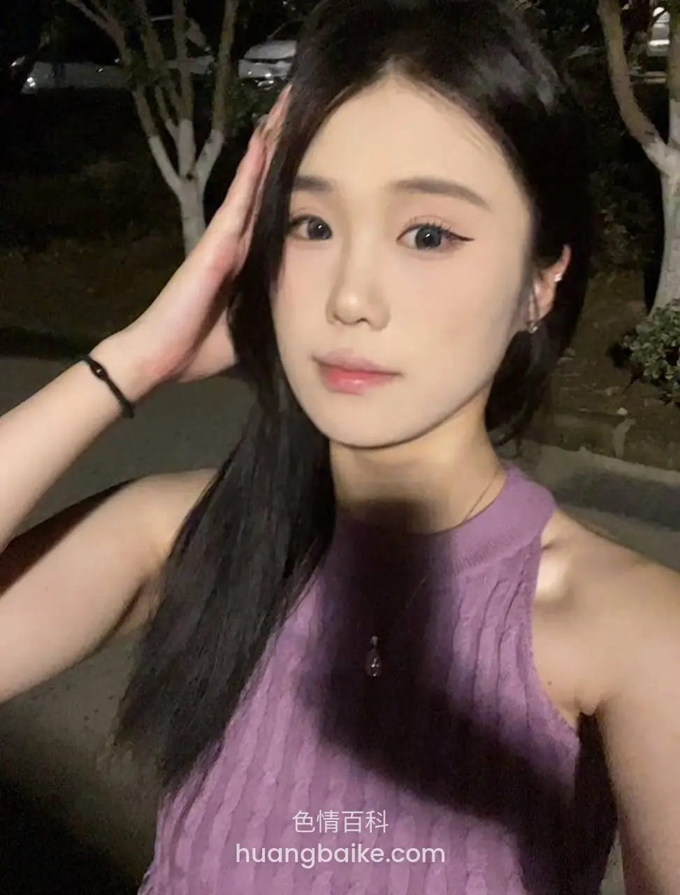 夜晚街头自拍，手扶着头