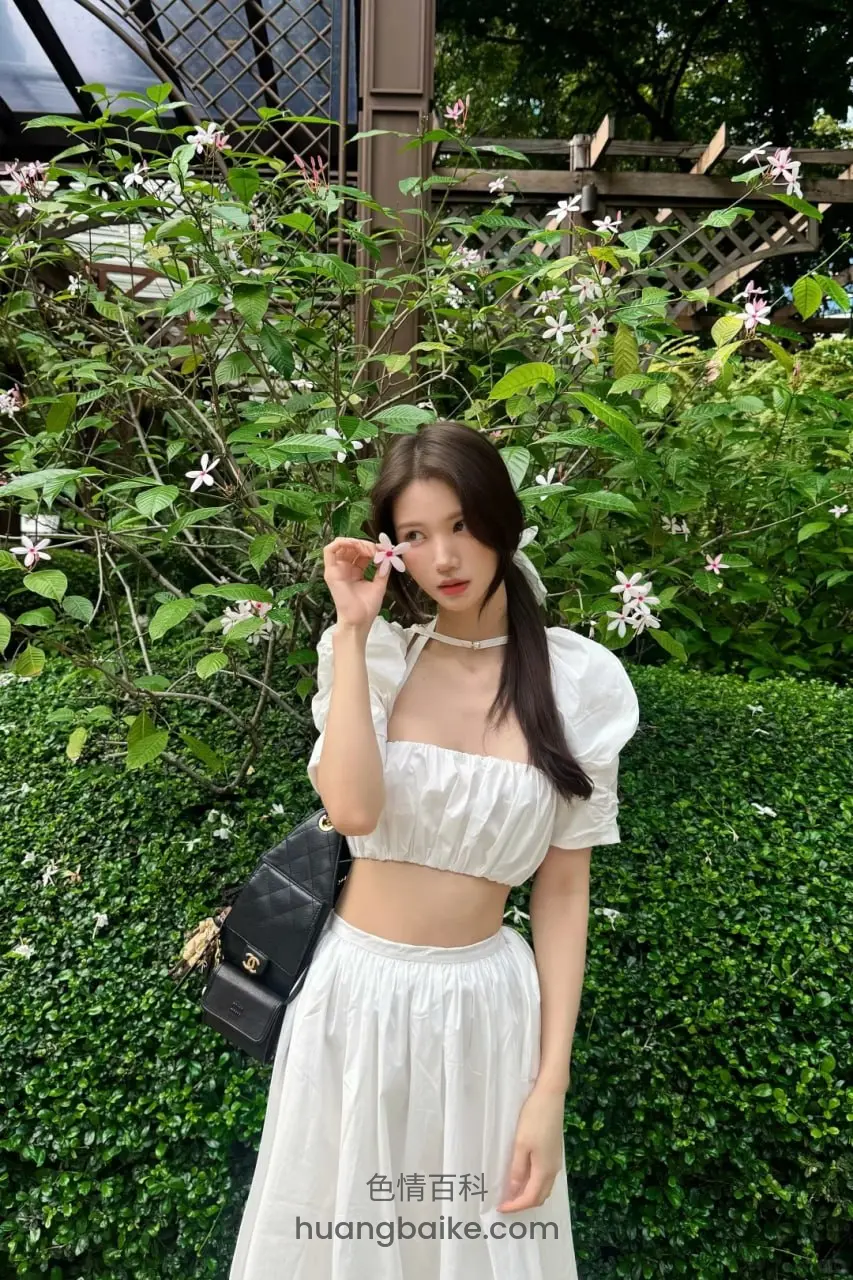 花园里站着，手里拿着花
