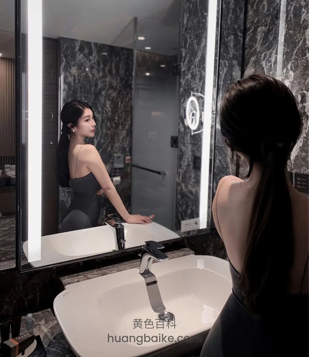 浴室镜子前看自己倒影，左手搭在洗手台上