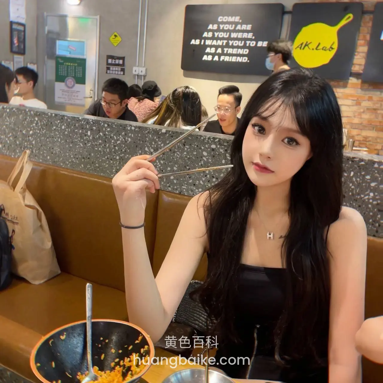 餐厅沙发上拿筷子看镜头这角度绝了