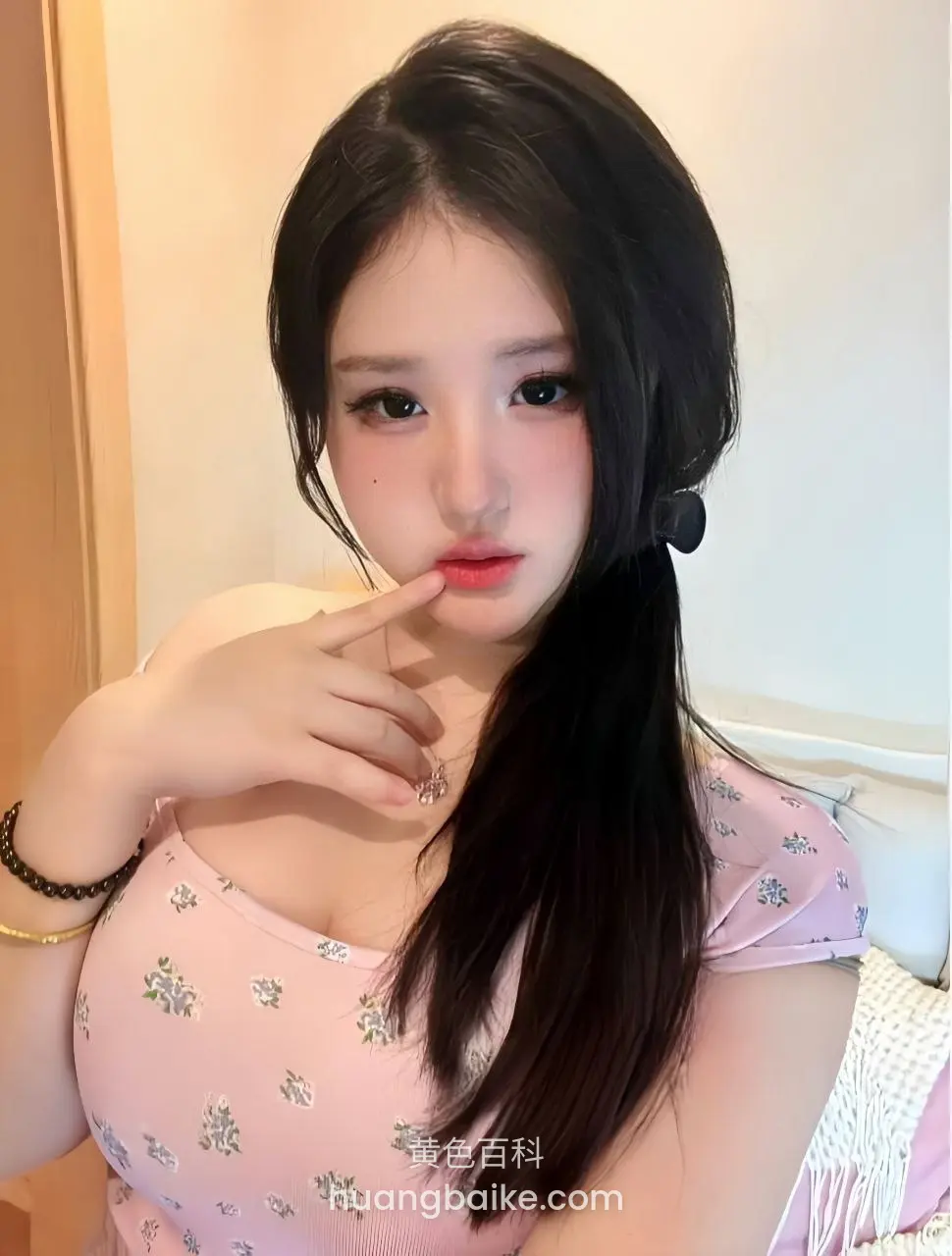 房间里手指抵唇，镜头正对脸