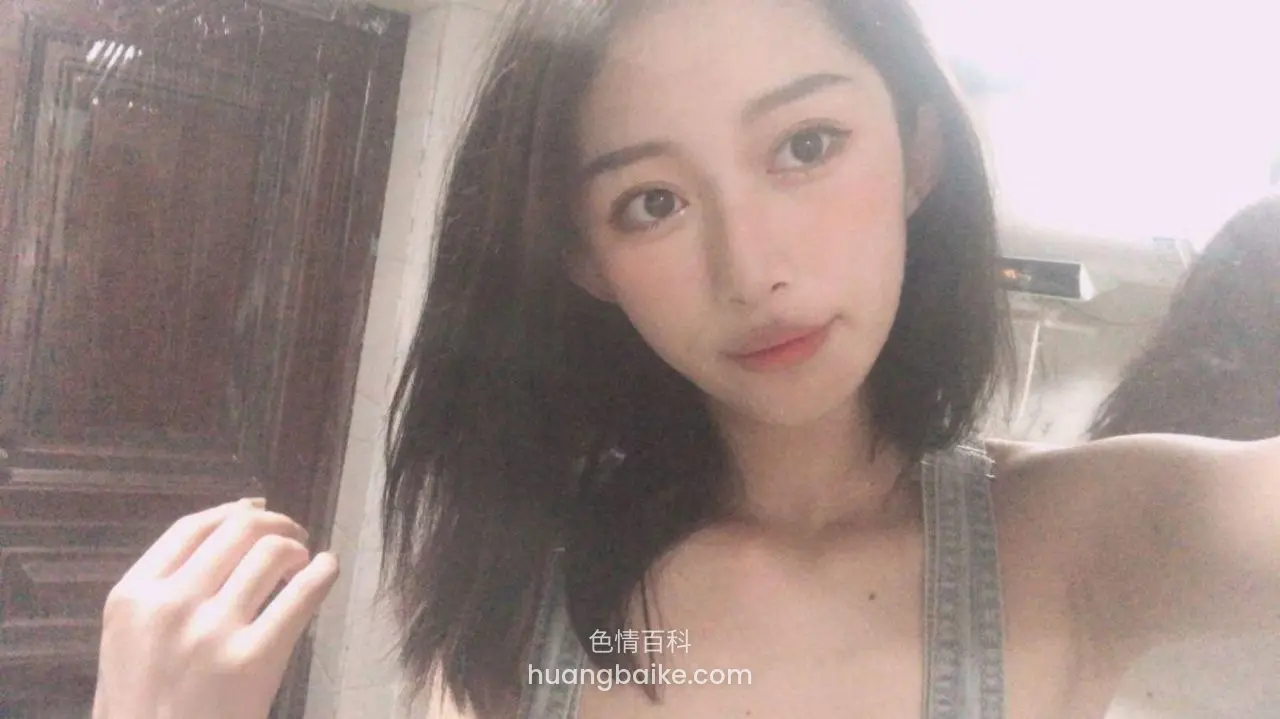 木门前举臂自拍